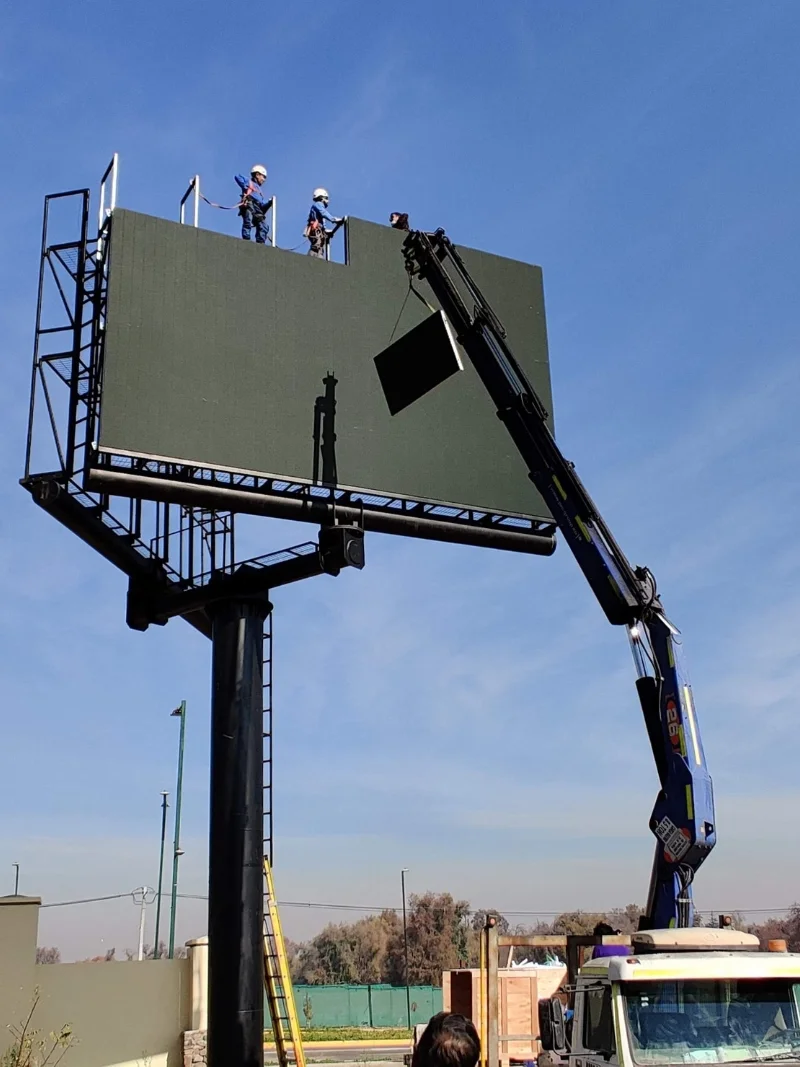 Equipo técnico Cleverox instalando pantalla LED en cliente